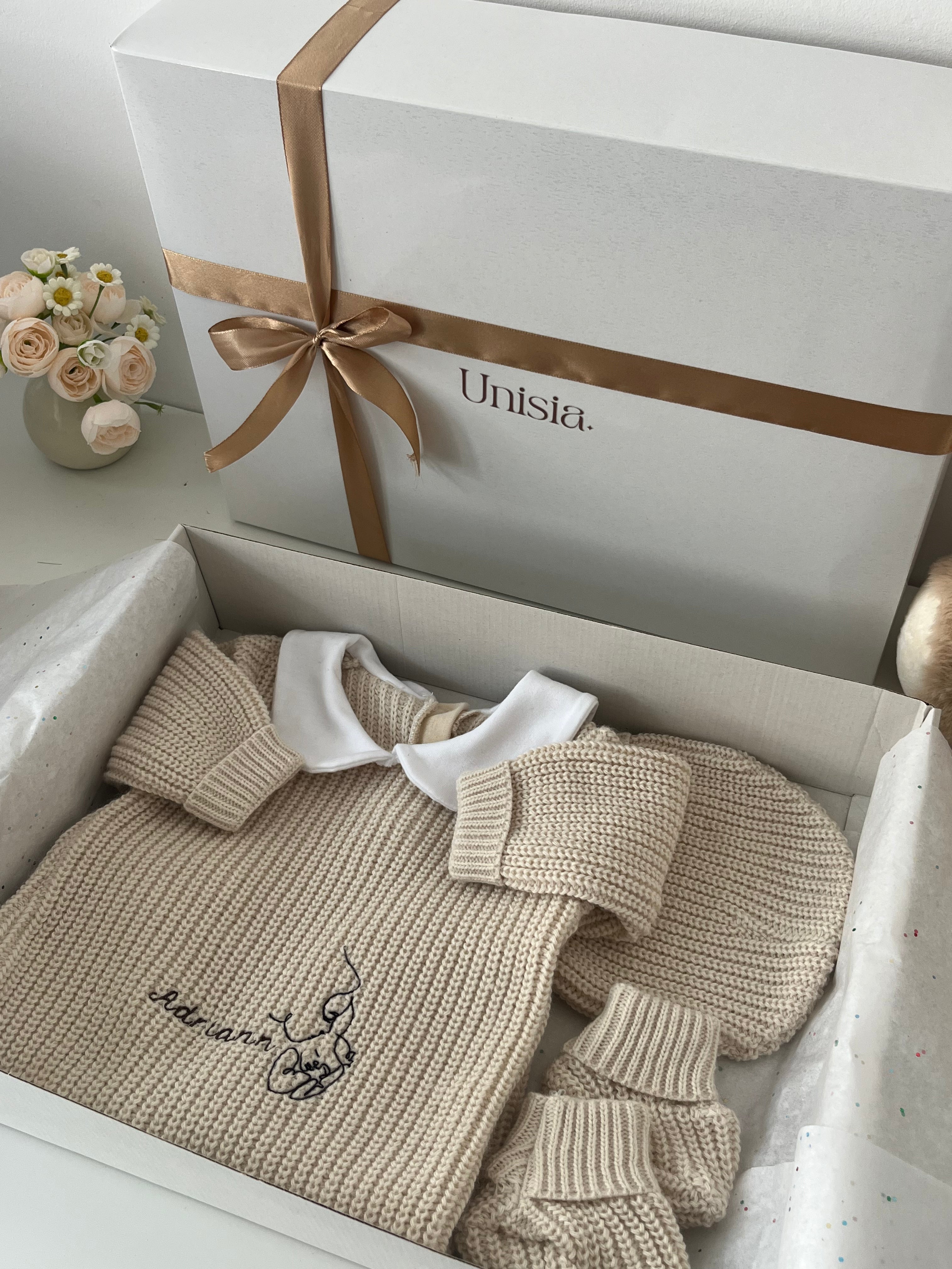 Ensemble en maille beige à broder